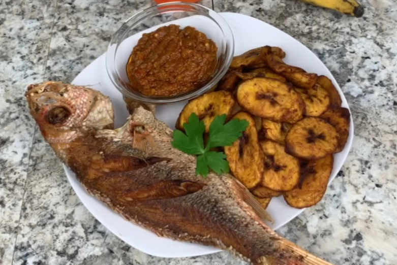 Fried fish with plantains and pepper sauce